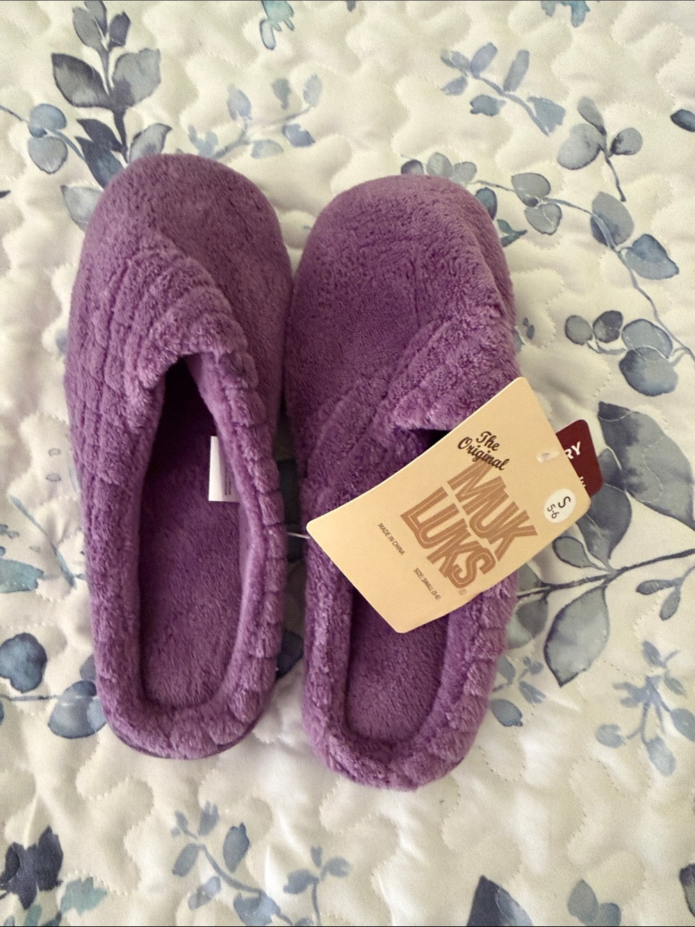 Muk Luks Women's Plush Lavender Slip-On Slippers. Size small 5-6.